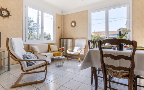 Les Albatros: Table, Meubles, Propriété, Comptoir, Vaisselle, Cabinetry, Aliments, Plante, Fenêtre, Chaise