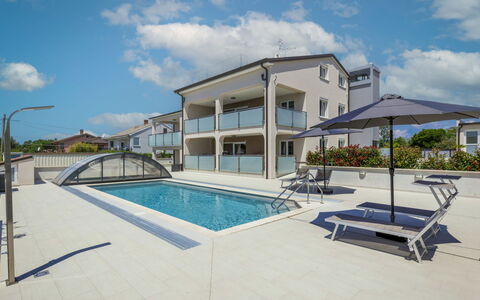 Umag Murine 110: Nuage, Ciel, Propriété, Piscine, Bâtiment, Ombre, Mobilier De Jardin, Maison, Condominium, Design Urbain