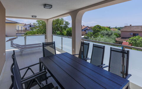 Umag Murine 110: Plante, Propriété, Bâtiment, Ciel, Bois, Ombre, Design Intérieur, Sol, Porche, Maison