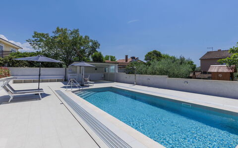 Umag Murine 110: L'Eau, Ciel, Plante, Piscine, Bleu Azur, Bâtiment, Ombre, Rectangle, Arbre, Composite
