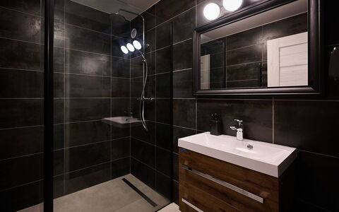 Harrachov 582: Luminaire Plomberie, Robinet, Évier, Salle De Bains, Design Intérieur, Miroir, Bâtiment, Sol, Bois, Cabinetry