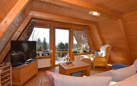 Alwin: Propriété, Meubles, Canapé, Table, Bâtiment, Confort, Fenêtre, Salon, Bois, Plante