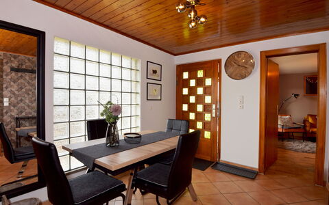 Selma: Propriété, Meubles, Table, Bois, Éclairage, Chaise, Plante D'Appartement, Design Intérieur, Sol, Mur