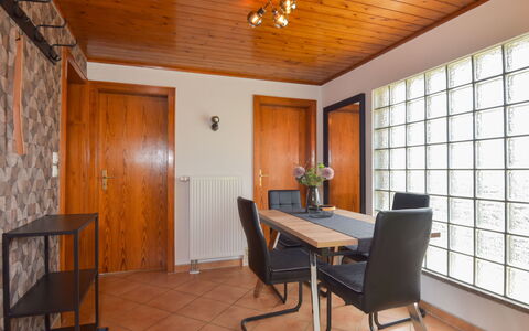 Selma: Meubles, Propriété, Table, Porte, Bois, Chaise, Design Intérieur, Sol, Sol, Tache De Bois
