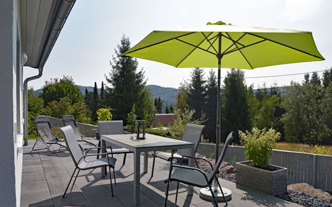 Anna: Plante, Table, Meubles, Propriété, Parapluie, Bâtiment, Ciel, Arbre, Chaise, Ombre