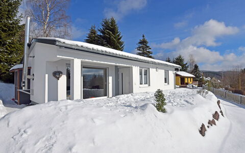 Anna: Ciel, Nuage, Neige, Bâtiment, Propriété, Fenêtre, Plante, Arbre, Maison, Pente