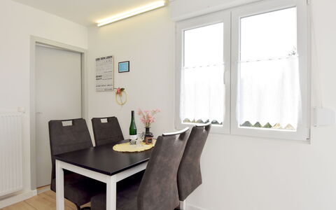 Anna: Propriété, Table, Meubles, Fenêtre, Bois, Chaise, Ombre, Design Intérieur, Rectangle
