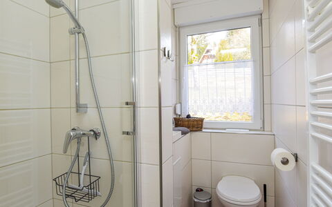 Anna: Luminaire Plomberie, Tete De Douche, Fenêtre, Salle De Bains, Panneau De Douche, Bar De Douche, Douche, Design Intérieur, Siège De Toilette