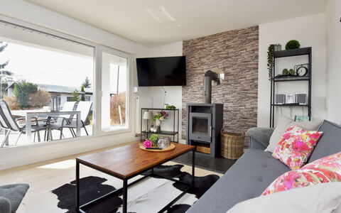 Anna: Canapé, Meubles, Propriété, Table, Plante, Cadre, Design Intérieur, Sol, Plante D'Appartement