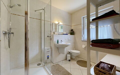 Konrad: Luminaire Plomberie, Tete De Douche, Douche, Salle De Bains, Évier, Bar De Douche, Bâtiment, Panneau De Douche, Design Intérieur