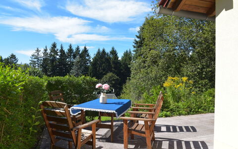 Konrad: Plante, Nuage, Ciel, Propriété, Meubles, Table, Chaise, Arbre, Mobilier De Jardin, Paysage Naturel
