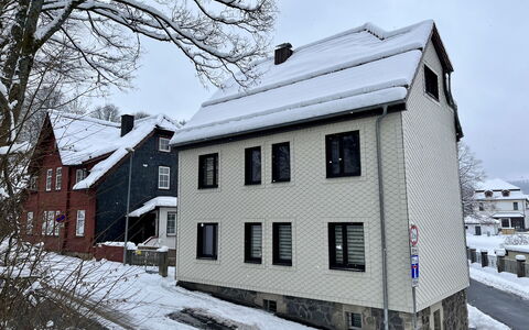 Carola: Neige, Bâtiment, Fenêtre, Ciel, Maison, Arbre, Chalet, Siding, Zone Résidentielle, Immobilier