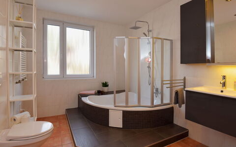 Carola: Robinet, Luminaire Plomberie, Propriété, Meubles, Baignoire, Évier, Bois, Salle De Bains, Fenêtre