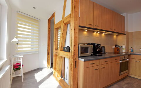 Carola: Cabinetry, Comptoir, Bâtiment, Appareil De Cuisine, Cuisine, Bois, Cuisinière, Évier, Tache De Bois, Électroménager