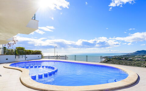 Brisa Mar: L'Eau, Nuage, Ciel, Ressources En Eau, Jour, Propriété, Bleu, Piscine, Plan D'Eau, Architecture