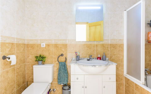 Brisa Mar: Robinet, Miroir, Luminaire Plomberie, Armoire De Toilette, Évier, Propriété, Lavabo, Bâtiment, Plante, Salle De Bains