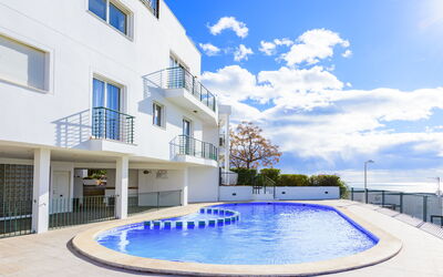 Peñiscola 632: Nuage, Ciel, L'Eau, Bâtiment, Piscine, Bleu Azur, Fenêtre, Plante, Loisir, Condominium