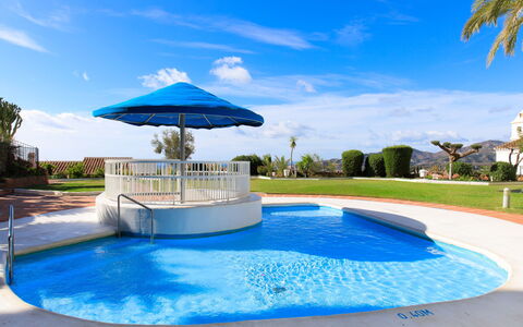 Capuchinos San Juan de Capistrano: L'Eau, Ciel, Nuage, Plante, Piscine, Bleu Azur, Bleu, Arbre, Ombre, Mobilier De Jardin
