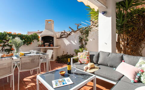 Capuchinos San Juan de Capistrano: Table, Meubles, Propriété, Plante, Canapé, Ciel, Bleu Azur, Chaise, Éclairage, Mobilier De Jardin