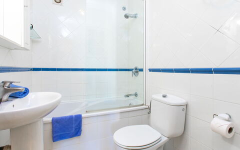 Capuchinos San Juan de Capistrano: Luminaire Plomberie, Propriété, Siège De Toilette, Violet, Évier, Salle De Bains, Produit, Toilette, Bleu, Bâtiment