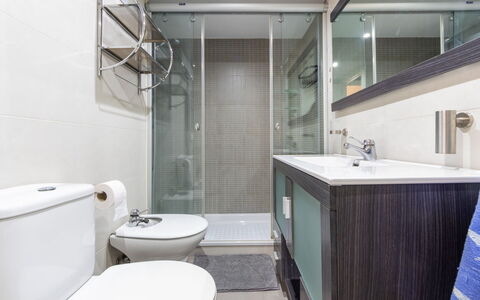 Salou 705: Miroir, Robinet, Luminaire Plomberie, Lavabo, Évier, Propriété, Salle De Bains, Violet, Armoire De Toilette, Siège De Toilette