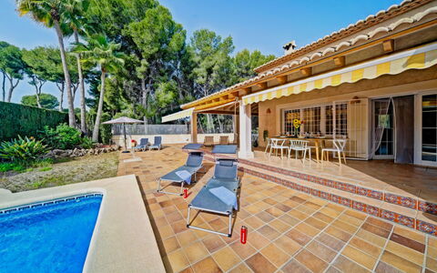 La Sal: Plante, Ciel, Propriété, L'Eau, Bâtiment, Arbre, Piscine, Ombre, Mobilier De Jardin, Architecture