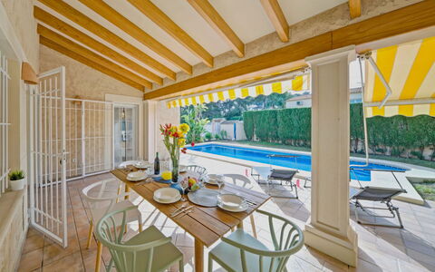 La Sal: Table, Meubles, Propriété, Plante, Chaise, Bois, Design Intérieur, Mobilier De Jardin, Ombre, Sol