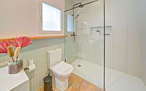 La Sal: Luminaire Plomberie, Propriété, Tete De Douche, Fenêtre, Salle De Bains, Siège De Toilette, Design Intérieur, Toilette, Maison