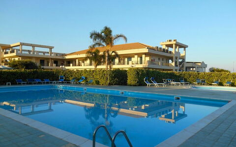 Baraka Apartments: L'Eau, Ciel, Plante, Bâtiment, Propriété, Piscine, Bleu Azur, Fenêtre, Arbre, Mobilier De Jardin