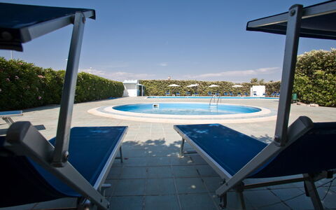 Baraka Apartments: L'Eau, Ciel, Piscine, Bleu Azur, Mobilier De Jardin, Balancelle, Plante, Ombre, Arbre, Rectangle