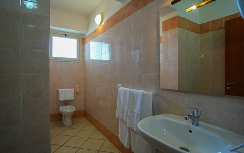 Baraka Apartments: Lavabo, Sol, Design Intérieur, Mur, Sol, Luminaire Plomberie, Évier, Plafond, Robinet, Salle De Bains