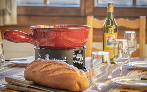 Le Sorbier: Aliments, Vaisselle, Table, Bouteille, Assiette, Ingrédient, Drinkware, Vaisselle, Serveware