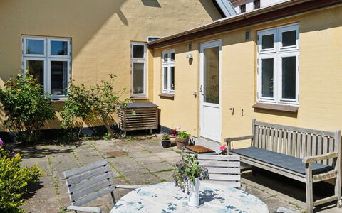 Detlef - 200M from the Sea: Bois, Maison, Chalet, Domicile, Toit, Zone Rurale, Siding, Cabane En Rondins, Batiments Jardin, Dur