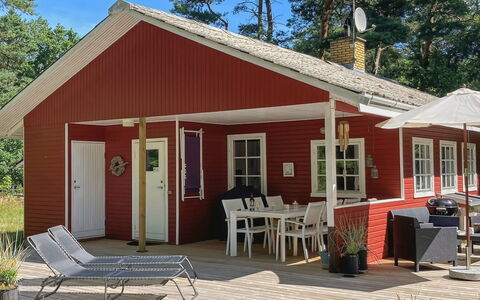 Meret - 800M from the Sea: Bois, Chalet, Mobilier De Jardin, Porte, Maison, Toit, Domicile, Ombre, Porche, Chaise