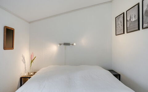 Essi - 300M from the Sea: Mur, Design Intérieur, Lit, Chambre, Plafond, Meubles, Bois, Luminaire, Sol, Sol