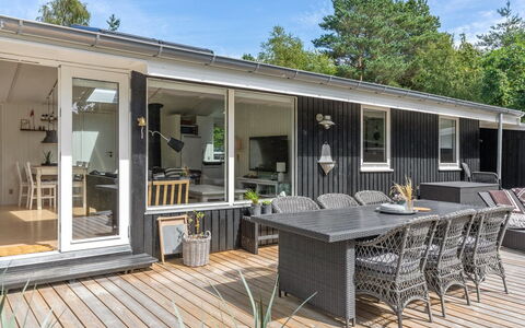 Essi - 300M from the Sea: Chalet, Jardin, Siding, Batiments Jardin, Ombre, Cour, Arrière-Cour, Pelouse, Ferme, Aménagement Paysager