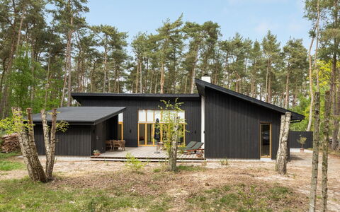 Nuka - 800M from the Sea: Herbe, Maison, Toit, Domicile, Chalet, Arbuste, Lot Terre, Zone Rurale, Ferme, Couverture De Sol