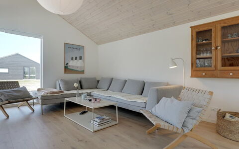 Oke - 350M from the Sea: Sol, Bois, Sol, Parquet, Meubles, Design Intérieur, Salon, Plafond, Canapé, Domicile