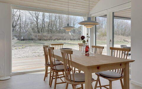 Oke - 350M from the Sea: Sol, Bois, Meubles, Sol, Design Intérieur, Table Cuisine Et Salle A Manger, Salle À Manger, Table, Chaise, Tache De Bois