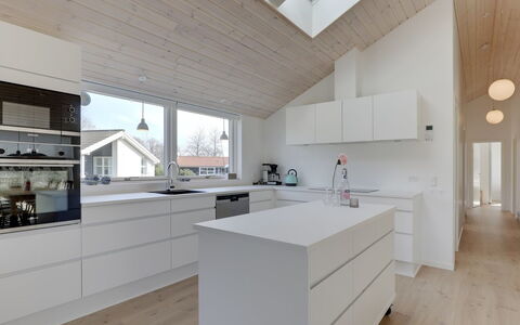 Oke - 350M from the Sea: Bois, Sol, Plafond, Design Intérieur, Sol, Domicile, Parquet, Cuisine, Comptoir, Luminaire
