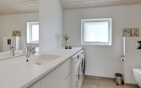Oke - 350M from the Sea: Sol, Luminaire Plomberie, Sol, Design Intérieur, Bois, Plafond, Évier, Robinet, Salle De Bains, Armoire De Toilette