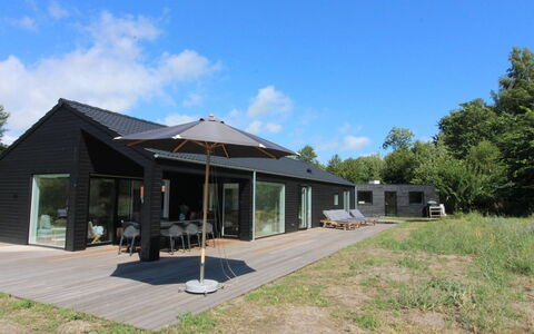 Oke - 350M from the Sea: Toit, Domicile, Chalet, Siding, Ombre, Ferme, Biens, Allée, Batiments Jardin, Cour