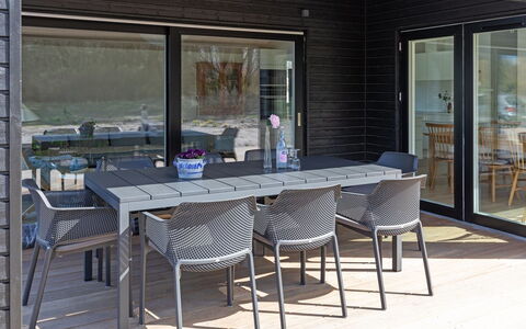 Oke - 350M from the Sea: Toit, Domicile, Chalet, Siding, Ombre, Ferme, Biens, Allée, Batiments Jardin, Cour