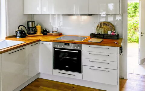 Anemette - 100M from the Sea: Appareil De Cuisine, Cuisine, Comptoir, Cabinetry, Principaux Appliance, Meubles, Électroménager, Sol, Bois, Le Fourneau