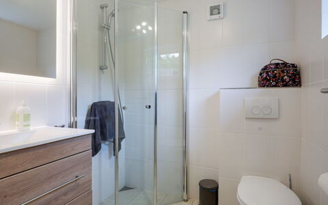 Anemette - 100M from the Sea: Salle De Bains, Sol, Design Intérieur, Sol, Mur, Luminaire Plomberie, Lavabo, Armoire De Toilette, Toilette, Plomberie