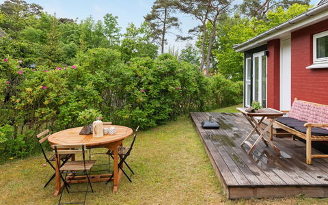 Anemette - 100M from the Sea: Arbuste, Chalet, Jardin, Cour, Arrière-Cour, Ombre, Vélo, Pelouse