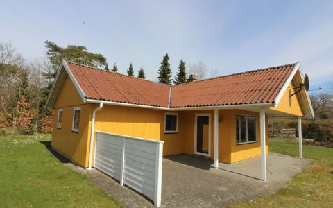 Berthilde - 400M from the Sea: Toit, Maison, Domicile, Chalet, Siding, Pelouse, Cour, Batiments Jardin, Allée, Cabanon