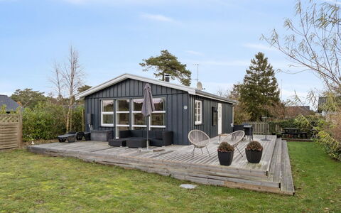 Algeth - 350M from the Sea: Bois, Chalet, Domicile, Toit, Porte, Siding, Porche, Batiments Jardin, Cabanon, Plate-Forme