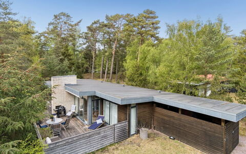 Yrja - 150M from the Sea: Meubles, Design Intérieur, Chaise, Sol, Table, Recours, Sol, Plafond, Pièce, Eco Hôtel