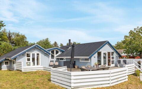 Julietta - 50M from the Sea: Arbuste, Design Urbain, Couverture De Sol, Brique, Appartement, Biens, Brickwork, Balcon, Aménagement Paysager